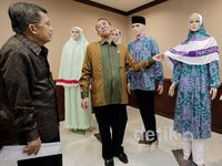 Menteri Agama Pamer Seragam Haji ke JK
