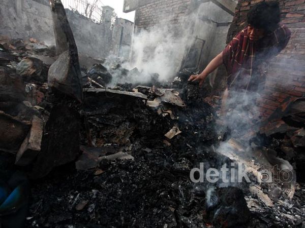 Warga Mengais Sisa Kebakaran