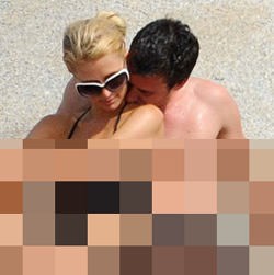 Paris Hilton Bermesraan dengan Pria Misterius di Pantai