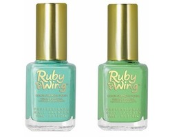 Cat Kuku Ini Berubah Warna Saat Siang Hari