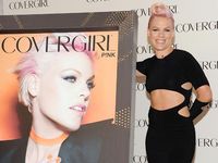 Pink Masih Setia dengan Gaya Rambutnya
