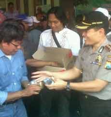 Polisi dan Wartawan Bagi-bagi Takjil di Gapura Surya