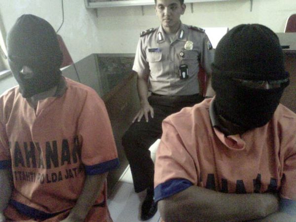 Sindikat Pemalsu KTP dan Paspor Dibekuk