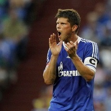 Schalke Ingin Pertahankan Huntelaar