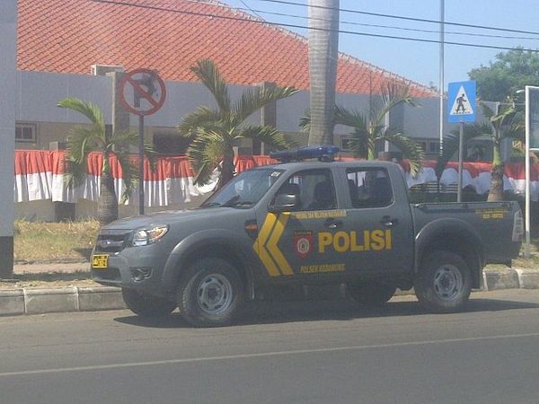 Dilarang Parkir, Kecuali Polisi...