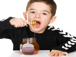 Madu Bantu Redakan Batuk si Kecil
