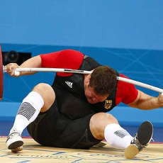 Kepala Tertimpa Beban 196 Kg, Steiner Gagal Pertahankan Emas