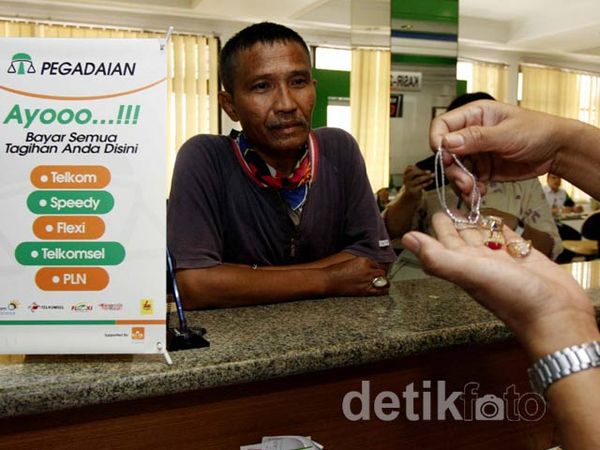 Dekati Lebaran, Warga Ramai ke Pegadaian