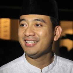 Brotoseno Temani Anak-anak Angie ke Makam Adjie Massaid