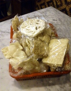 Kriuk-kriuk Meriah Kerupuk Tersanjung, Mawar, dan Kasandra