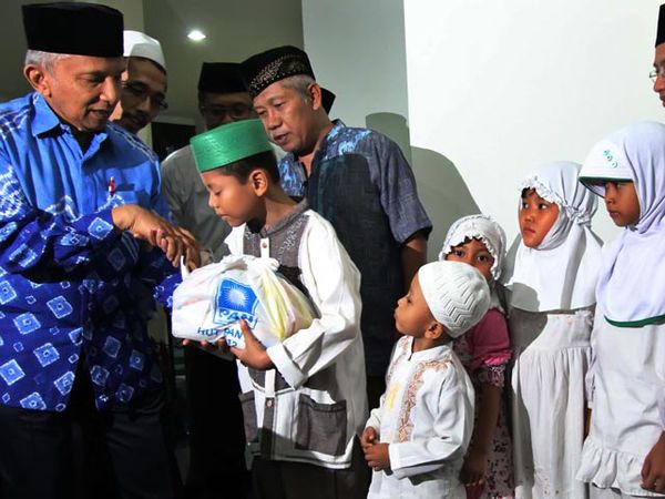 Amien Rais Santuni Anak Yatim