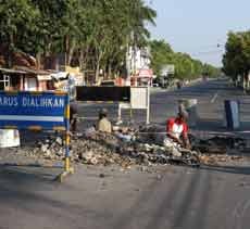 Jelang Lebaran, Perbaikan Jalan Rusak di Situbondo Dikebut