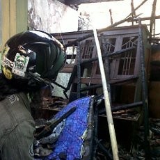 Rumah Terkepung Api, Deni Meloncat dari Lantai Dua