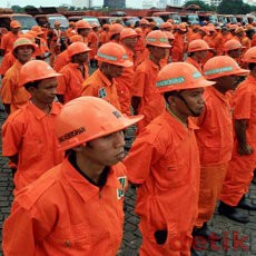 Dinas Kebersihan Minta Warga Tak Beri Uang ke Penyapu Jalan