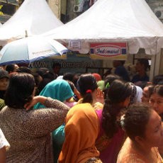 Ada Gelaran Pasar Murah, Ibu-ibu Rusun Angke Ceria