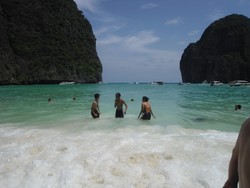 phi phi island permata di tengah laut andaman