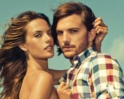 Bintangi Iklan, Ashton Kutcher Dipeluk Model Seksi yang Tampil Topless