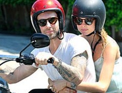 Adam Levine Ajak Pacar Baru Jalan-jalan Pakai Harley