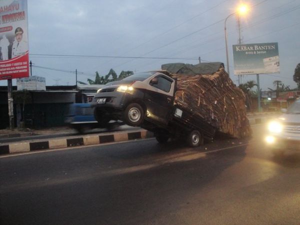 Penuh Kardus, Roda Depan Pikap Terangkat