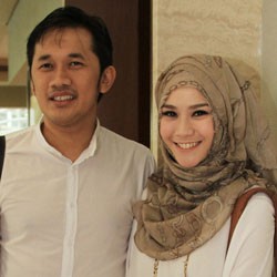 Zaskia Mecca & Hanung Bramantyo Kompak Putih-putih