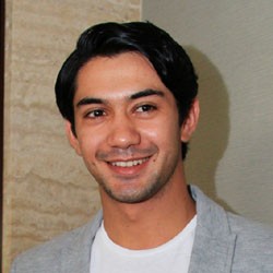 Gaya Casual Reza Rahadian