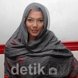 Jenny Cortez Tampil Berkerudung