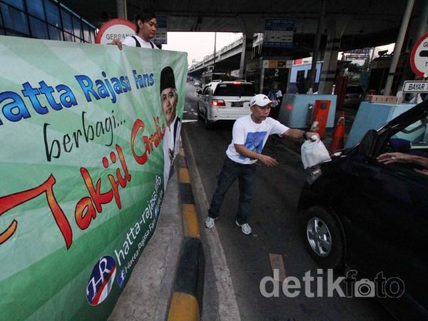 Pendukung Hatta Rajasa Bagi Takjil di Jalan Tol
