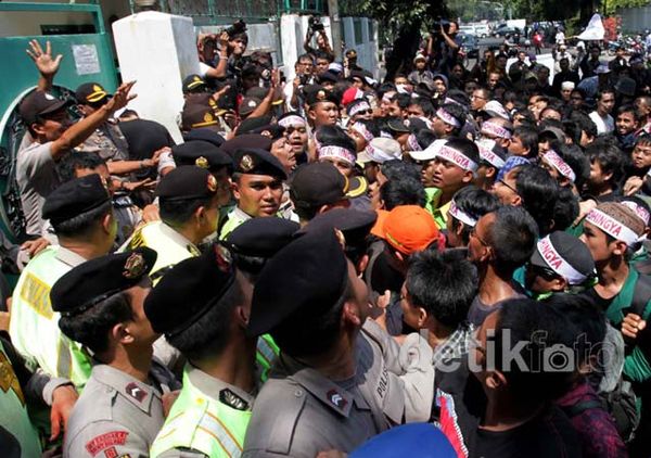 Demo Kedubes Myanmar Berlangsung Panas