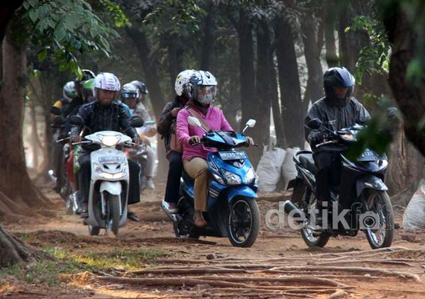 Macet, Pemotor Terobos Jalur Hijau