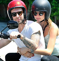 Adam Levine Makin Mesra dengan Pacar Barunya