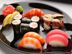 Wah, Di Resto Ini Sushi Dimakan Langsung Dari Tubuh Wanita Telanjang!