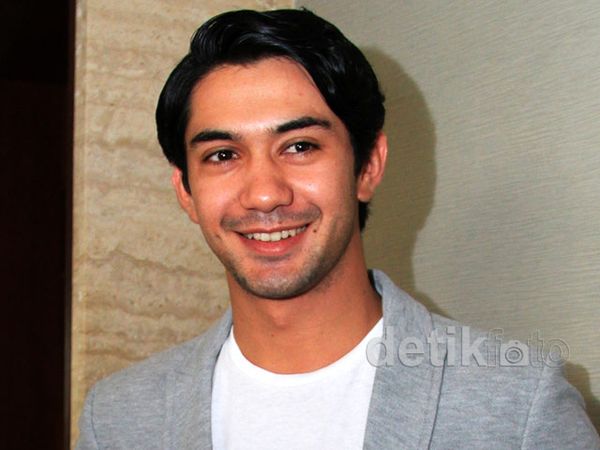 Gaya Casual Reza Rahadian