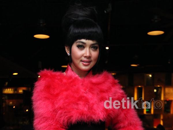 Syahrini Pakai Baju Berbulu