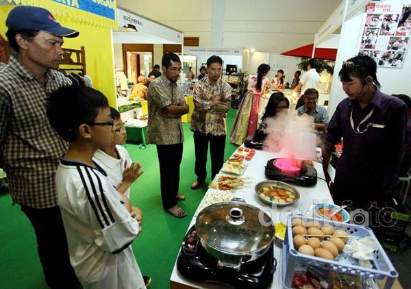 Puluhan Stand Meriahkan Indonesia Fashion & Craft