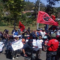 Buntut Pencoretan, Pendukung Eddy Rumpoko Demo Kantor KPUD Batu