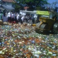 Ribuan Botol Miras Dimusnahkan di Cikapundung