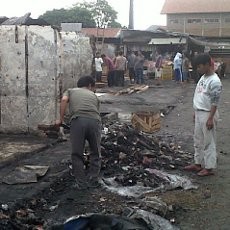 Pedagang Pasar Cijerah Inisiatif Bebersih Sisa Kebakaran