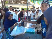 Siswa SMKN 5 Makassar Gelar Bazar Murah