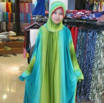 Tampil Berwarna Berbalut Mukena Tie Dye