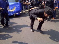 Limbad Tarik Pikap Berisi Syarat Pendaftaran Nasdem di KPU