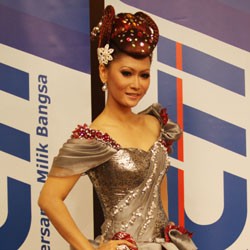 Gaun Mewah Inul Daratista