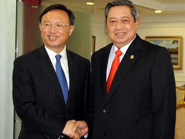 SBY Jabat Erat Menlu Negara Komunis Tiongkok