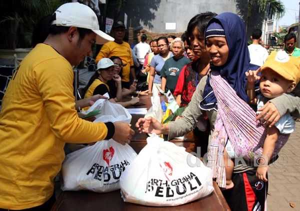 Puluhan Warga Antre Sembako Murah