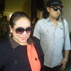 Nunung Dampingi Calon Suami Penuhi Panggilan Polda Jatim