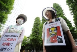 Ibu-ibu Jepang Demo Tolak Kenaikan Pajak Sambil Bawa Panci