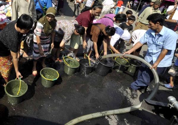 Korban Kebakaran Terima Air Bersih