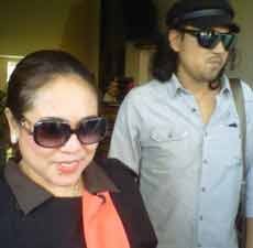 Nunung Dampingi Calon Suami Penuhi Panggilan Polda Jatim