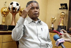 Djohar menyampaikan keterangan terkait isu kaburnya para pemain timnas senior yang berasal dari kompetisi Indonesia Super League (ISL).