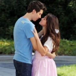 Selena Gomez Ciuman Mesra dengan Pemuda 17 Tahun