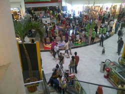 Masyarakat Memburu Baju Lebaran, Pasar Tanah Abang Penuh Sesak